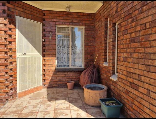 2 BEDROOM TOWNHOUSE FOR SALE IN MEYERVILLE